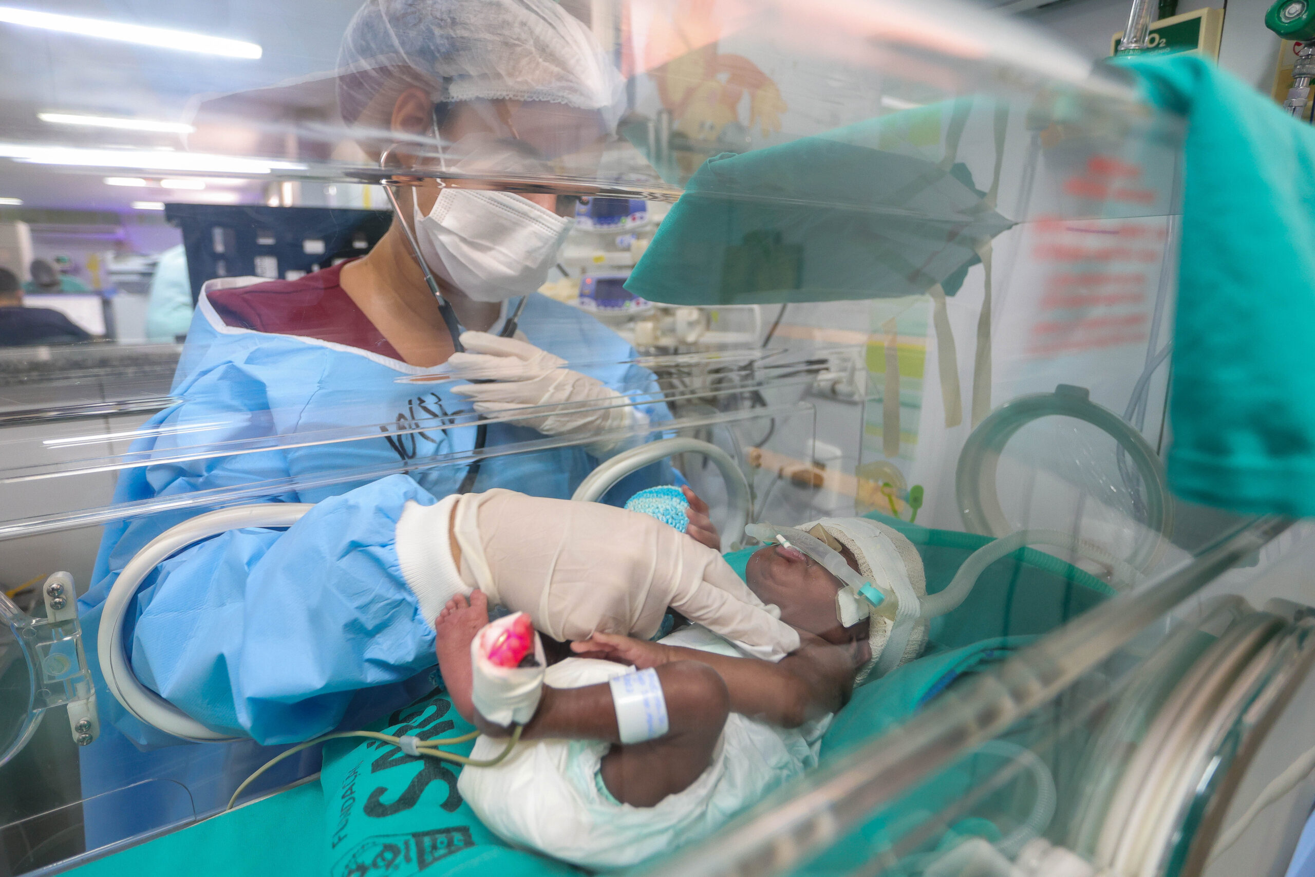 Novembro Roxo: Hospital Estadual da Mulher Heloneida Studart é referência no atendimento a bebês prematuros