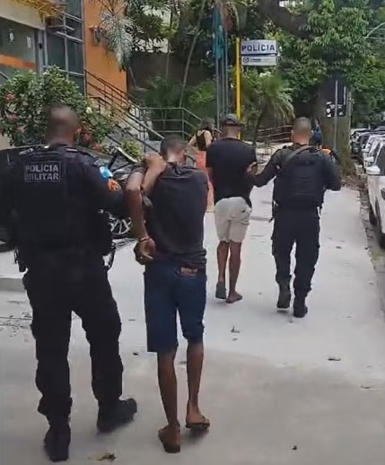 Tentativa de assalto a loja na Tijuca termina com um suspeito baleado e dois presos