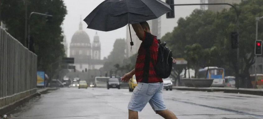 Em dia de chuva forte, capital fluminense tem ruas vazias