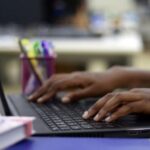 “Cartão do Saber”: alunos de escolas públicas podem ter benefício do Estado para compra de livros