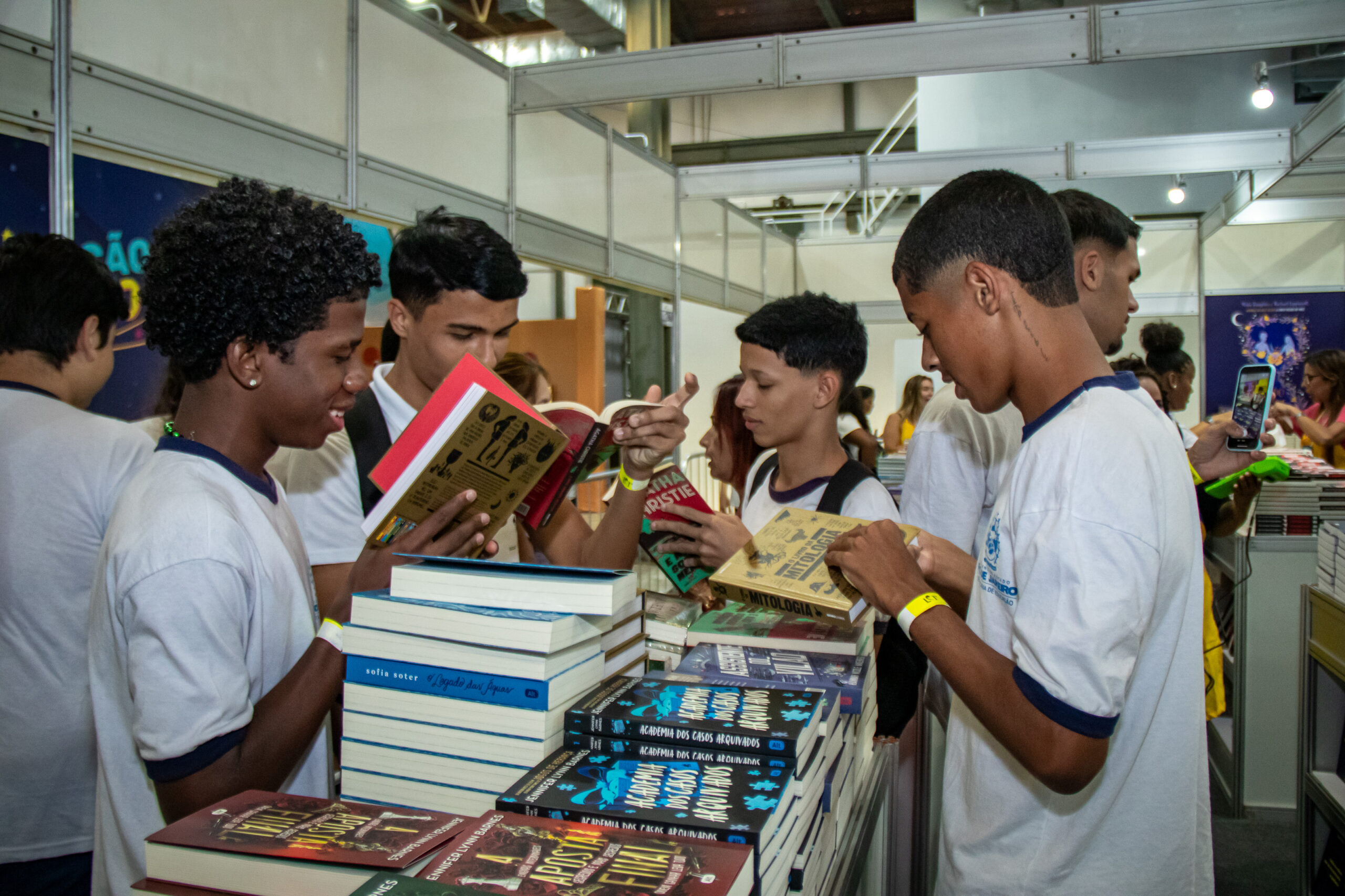 Alunos da rede estadual usam seus vales-livros para atualizarem a leitura na LER