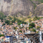 Prédio onde vivem mais de 100 famílias é desocupado no Rio de Janeiro