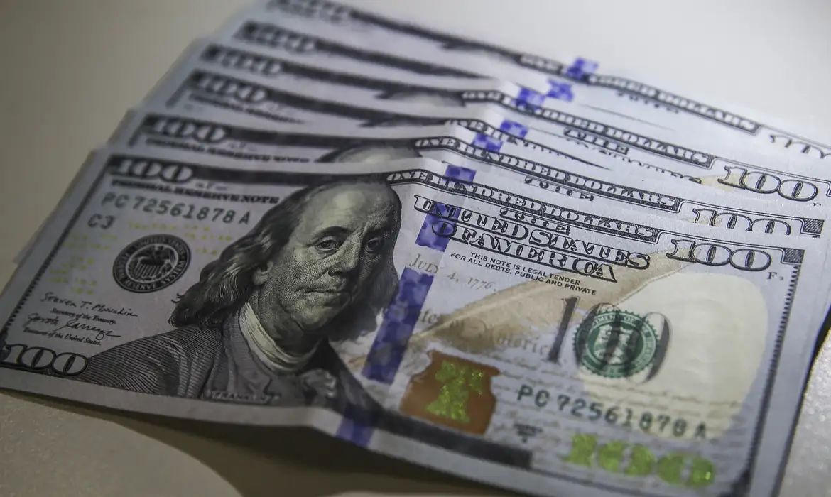 Dólar fecha praticamente estável mesmo com inflação nos EUA