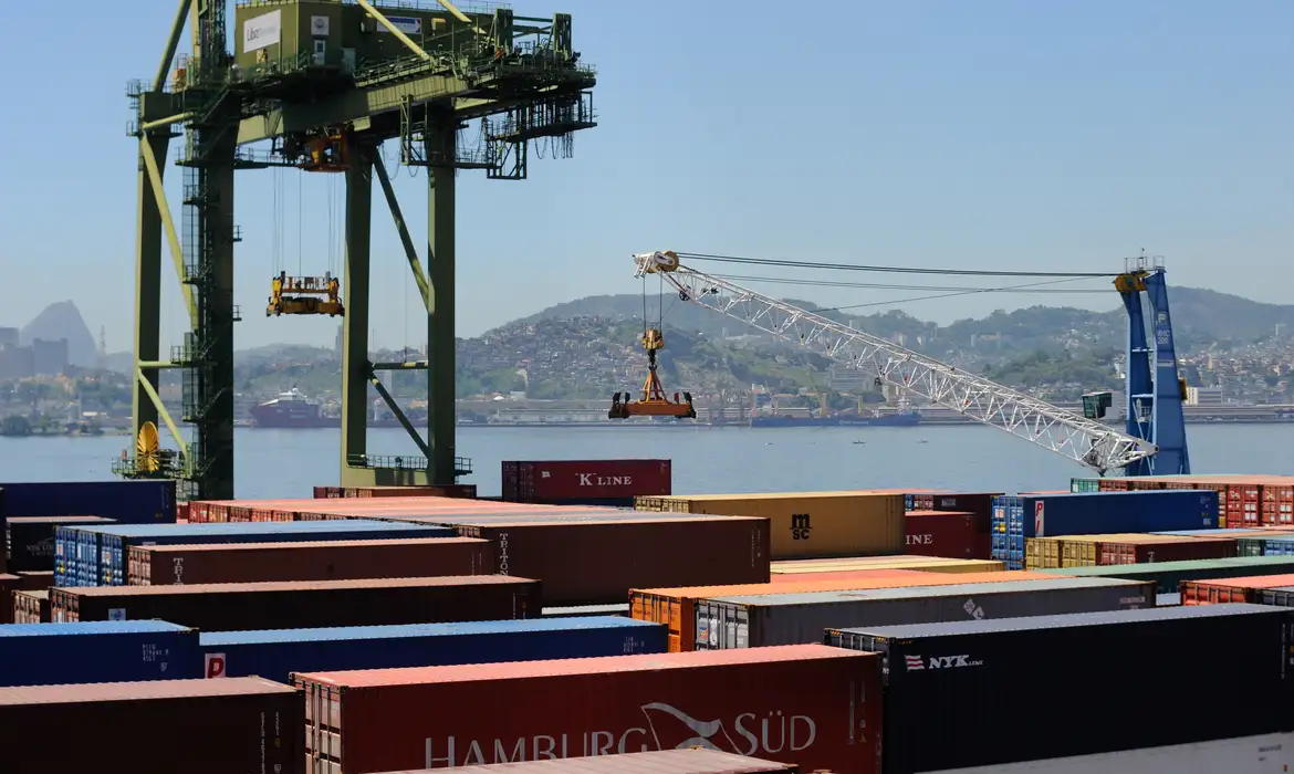Governo projeta superávit comercial de até US$ 90 bilhões em 2026