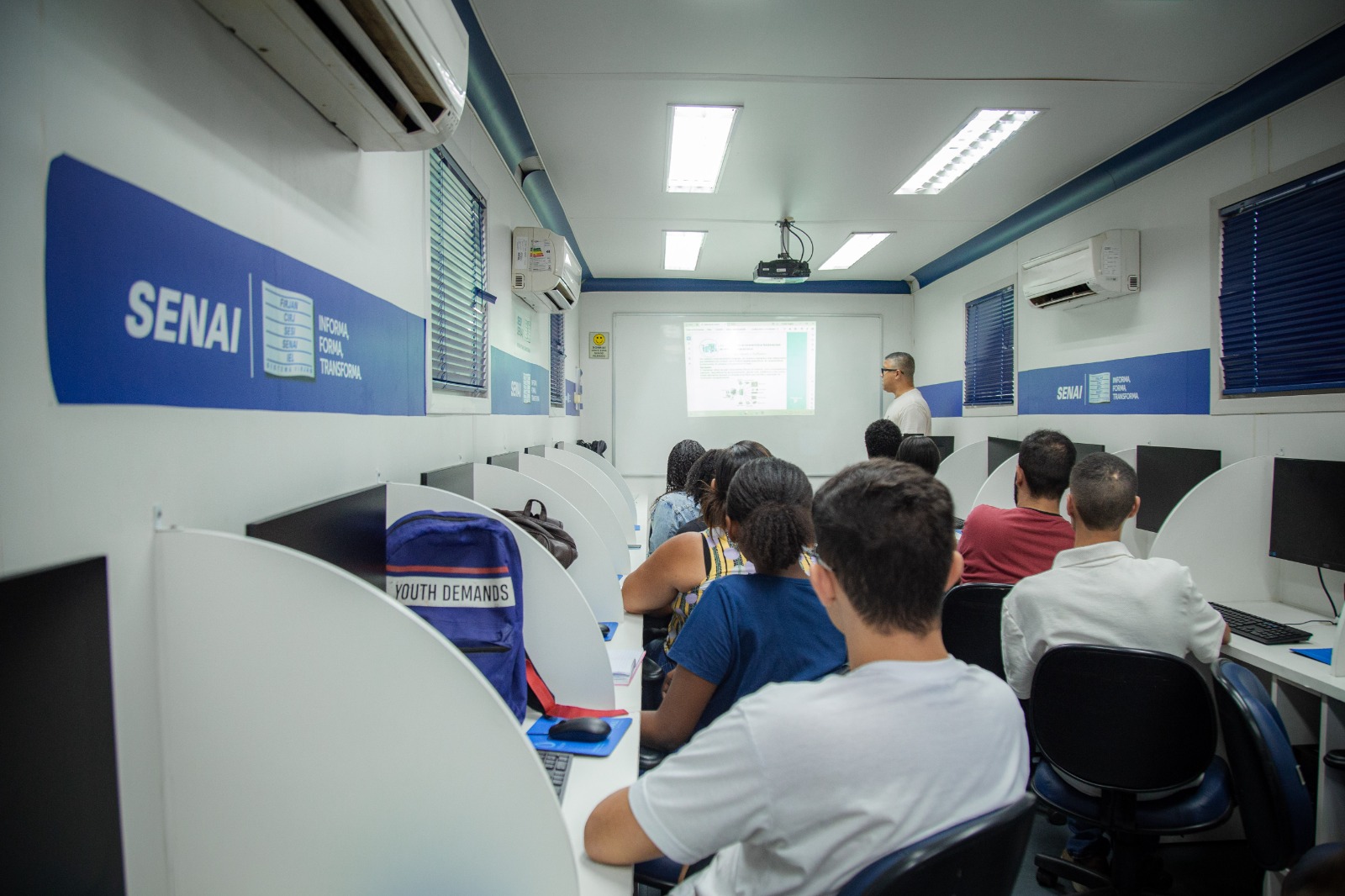 Itaboraí amplia oportunidades com carreta-escola de tecnologia da Firjan