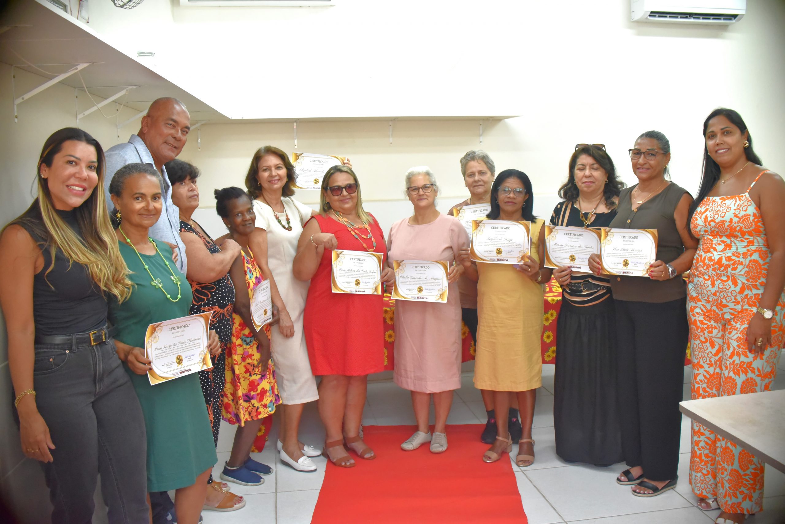 Alunas da Casa da Terceira Idade se formam em curso de corte e costura, ampliando habilidades, autoestima e convivência social