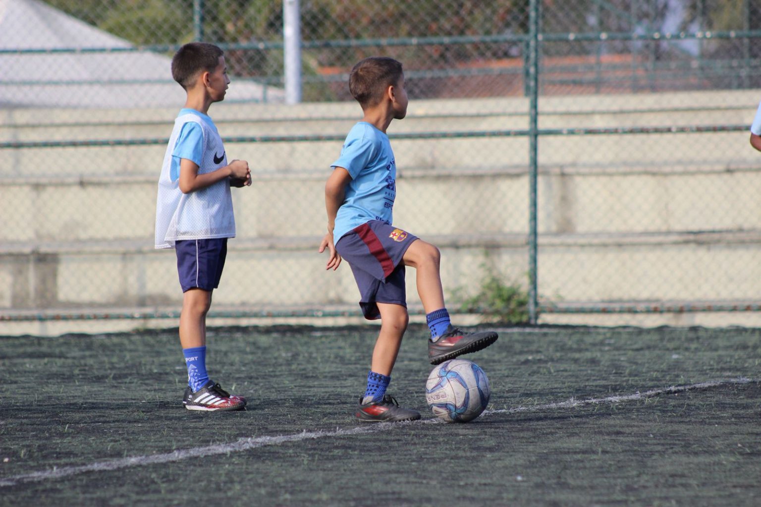 Alunos da Vila Olímpica de Ramos participam de desafio para quebrar recorde mundial de embaixadinhas