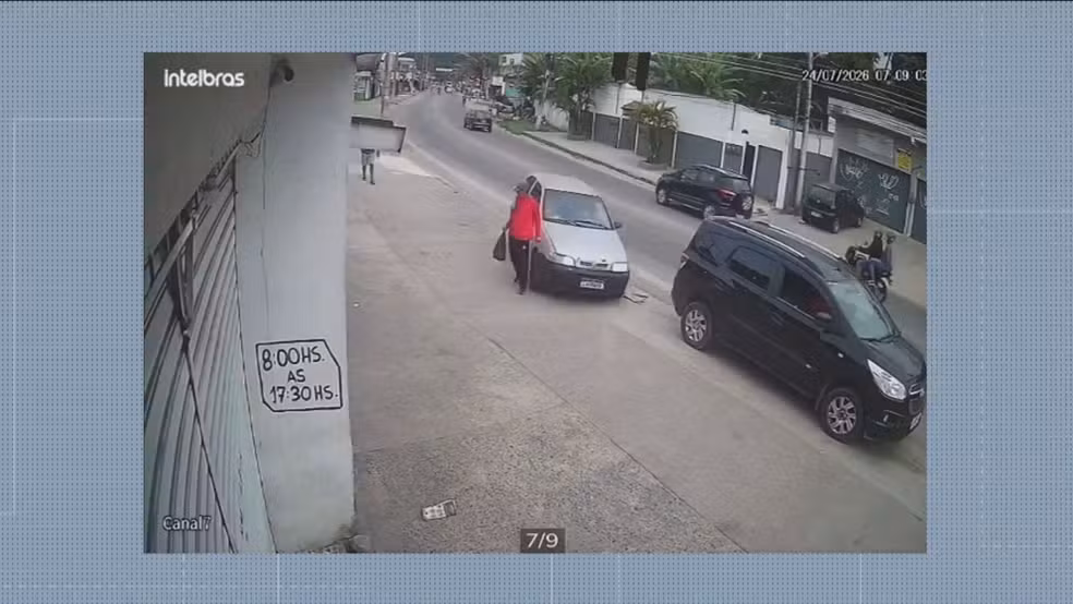 ‘Livramento’, diz homem que escapou por pouco e sem arranhões de ser atropelado por carro desgovernado